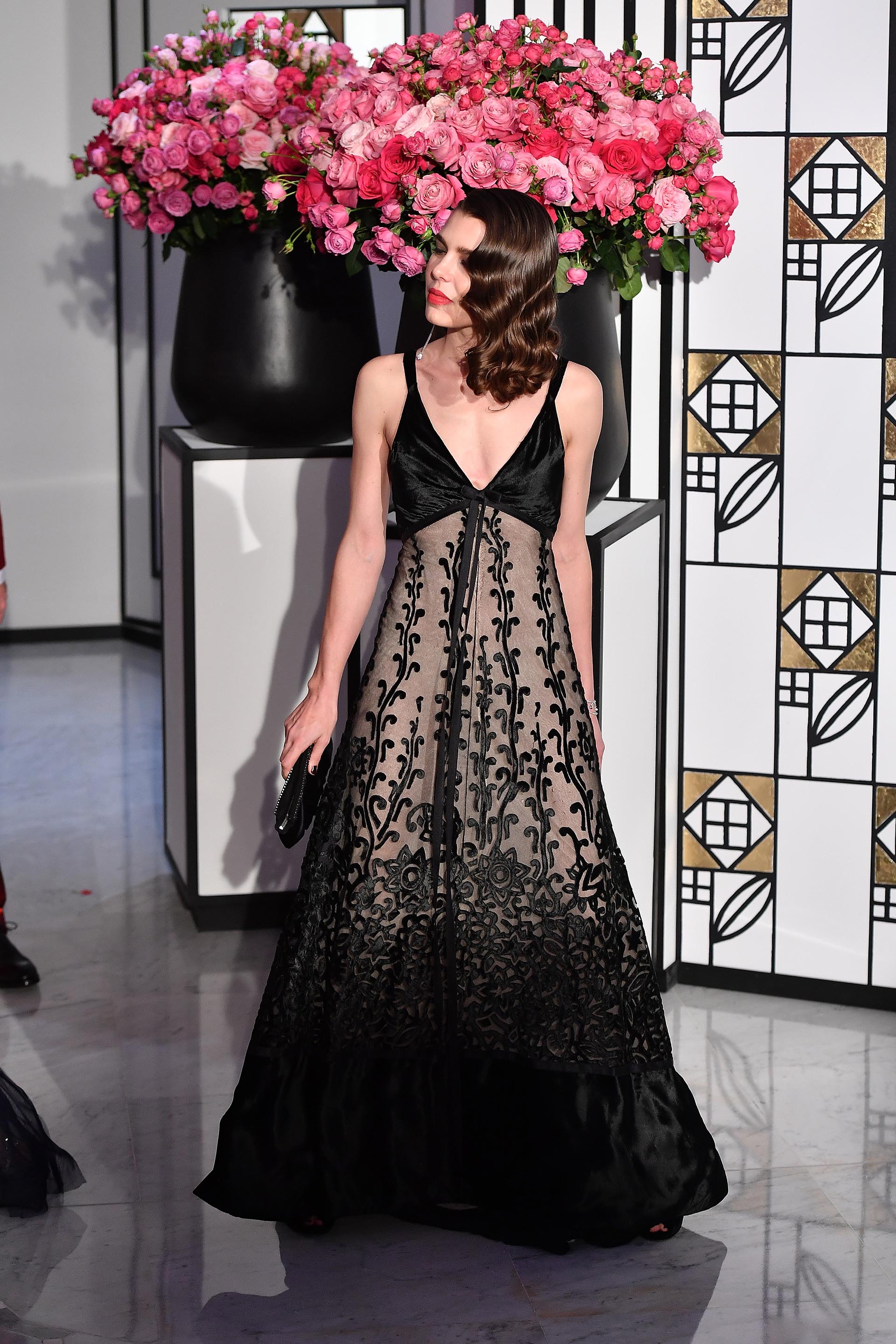La belleza, la juventud y la elegancia Charlotte Casiraghi acapararon toda la atención en su arribo a la red carpet. La hija de Carolina deslumbró con este vestido negro y nude, con bordados y transparencias