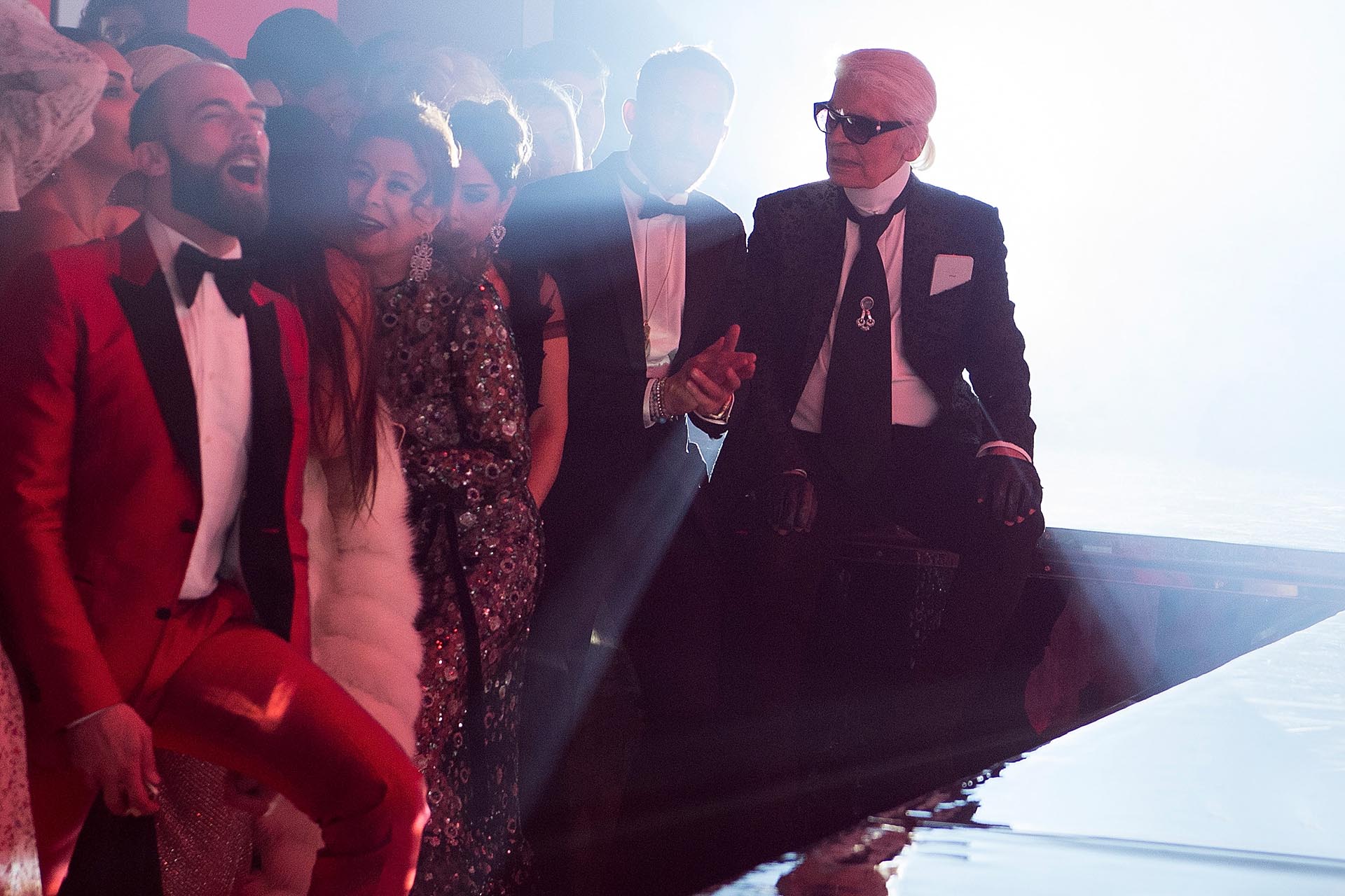 Karl Lagerfeld junto a los invitados top, en su mayoría integrantes del jet set europeo