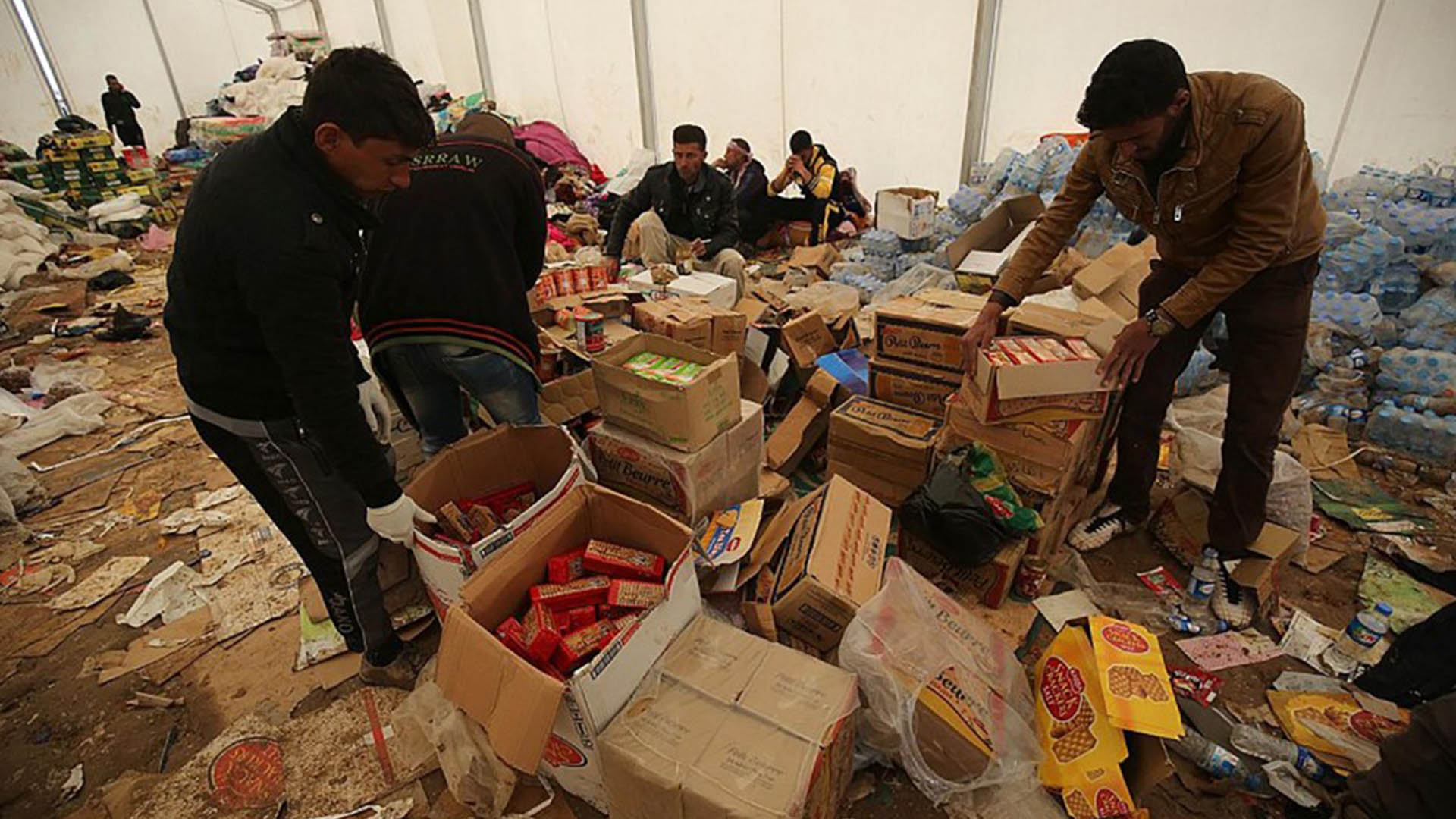 Los refugiados reciben comida en los campamentos (AFP)
