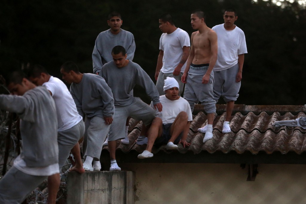 Reclusos escapan de un sector donde fueron amenazados de muerte durante el motín (EFE)