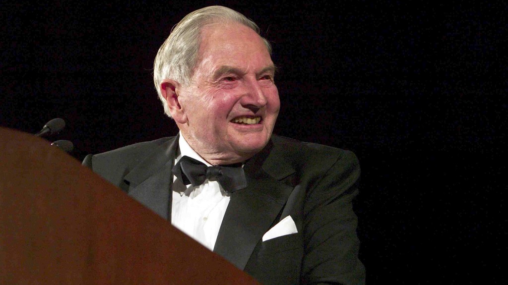David Rockefeller premia a Colin Powell, por entonces secretario de Estado, con el premio Marshall el 12 de noviembre de 2003 en Washington, DC. (Brendan Smialowski/Getty Images)