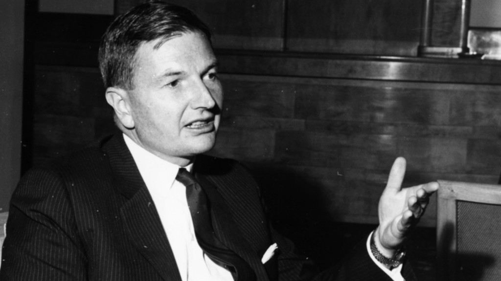 Una imagen de David Rockefeller, dialogando en el Savoy Hotel durante el foro Chase Investment, en Londres, 21 octubre de 1963. (Moore/Fox Photos/Getty Images)