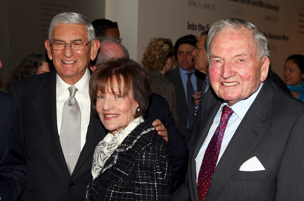 Eli Broad, Edythe Broad y David Rockefeller asisten a la cena en honor de Eli Broad en el Museo de Arte Moderno de el 10 de marzo de 2009 en Nueva York (Andrew H. Walker/Getty Images)