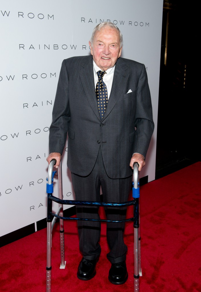 David Rockefeller posa en la reapertura de la Sala Rainbow el 1 de octubre de 2014, en Nueva York. (Noam Galai/Getty Images)
