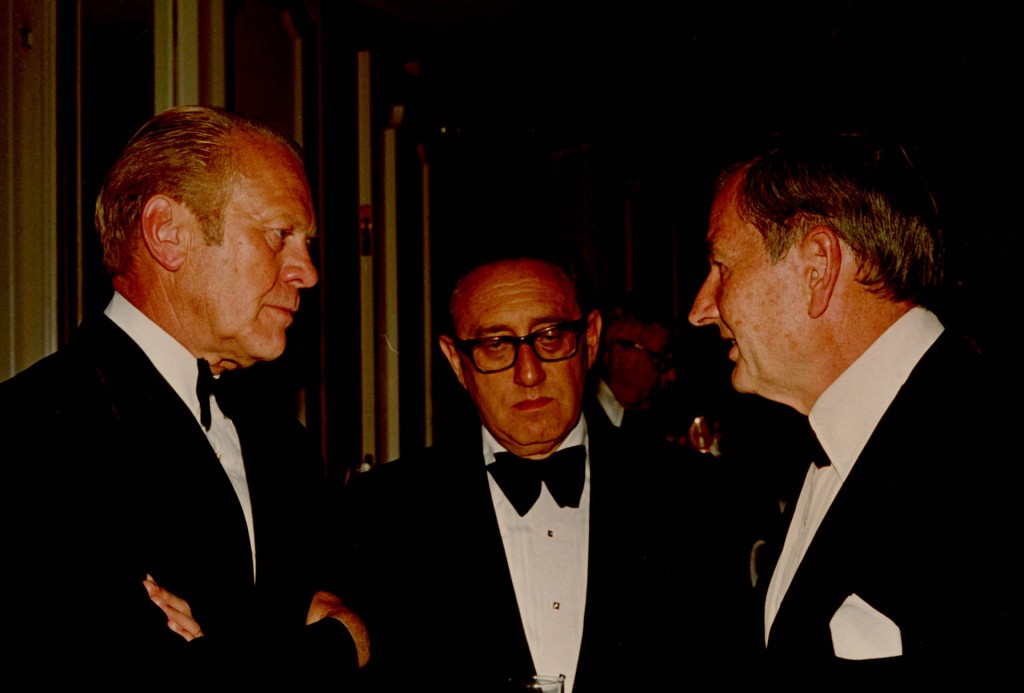 El presidente estadounidense Gerald Ford dialoga con el secretario de Estado Henry Kissinger y David Rockefeller en 1975.