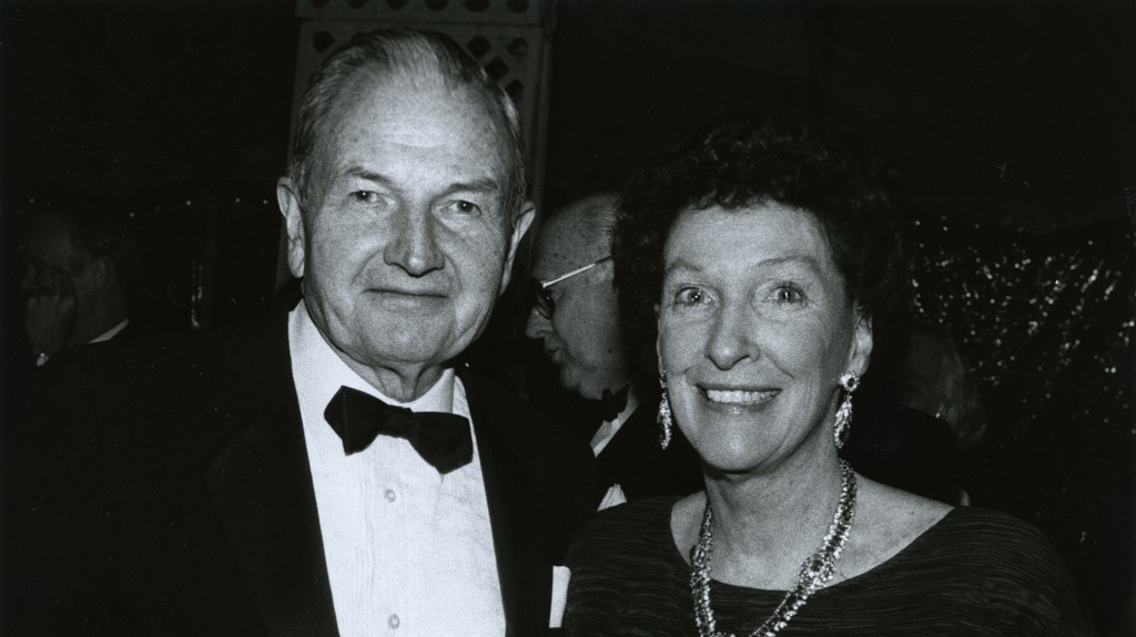 Peggy y David Rockefeller asisten a la cena de caridad de la Rockefeller University, fundada por el abuelo de David en 1901.