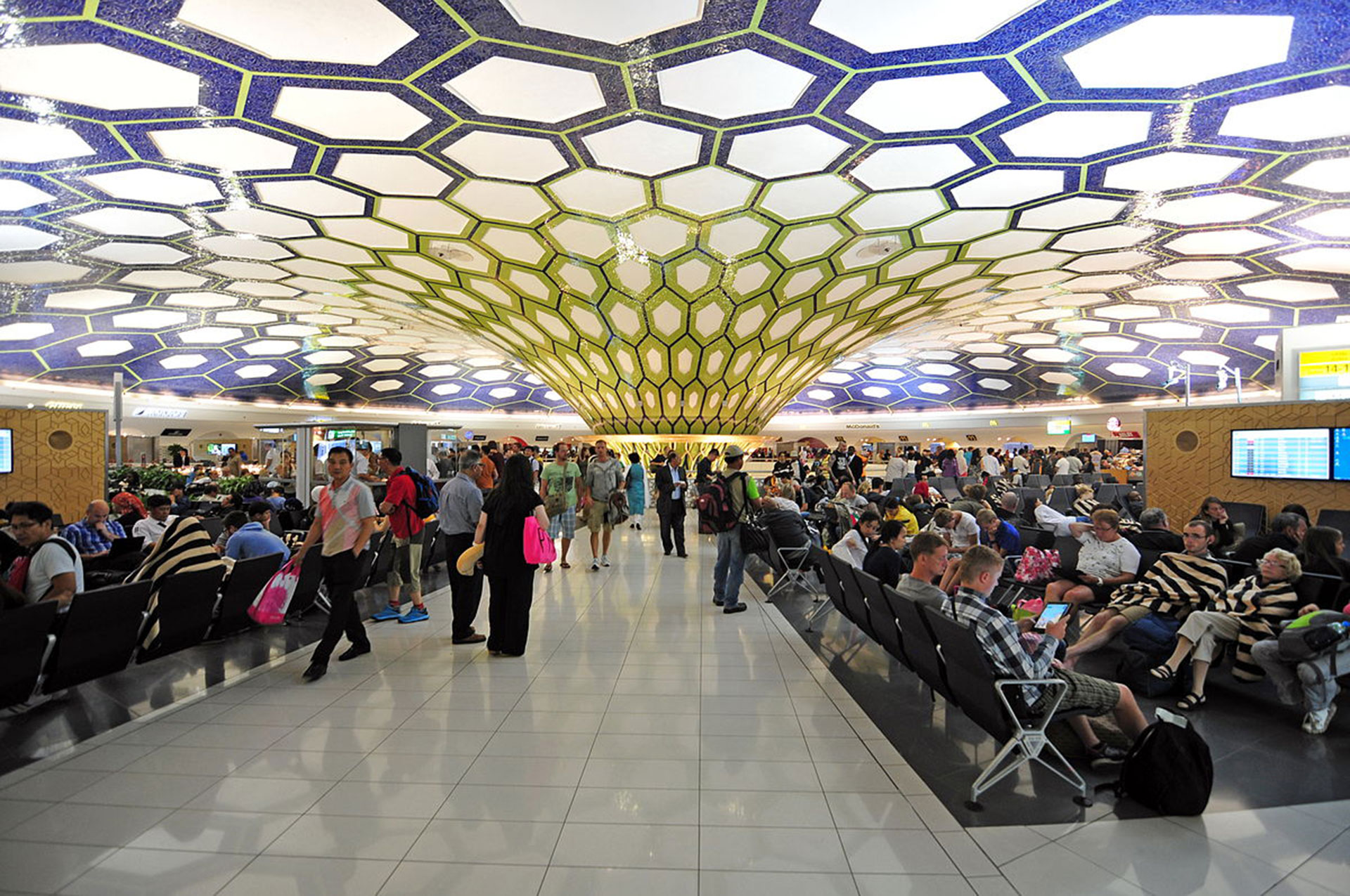 El aeropuerto de Abu Dhabi es uno de los más lujosos del mundo y recibe a miles de millones de turistas por año