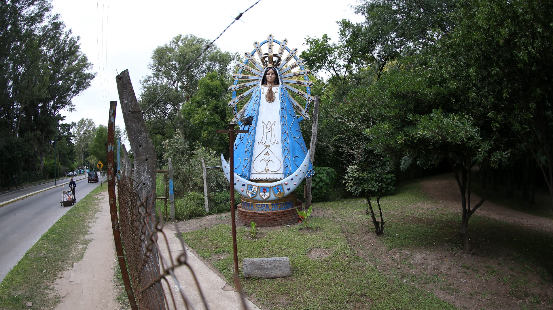 Imagenes de Don Bosco y la virgen de Luján, restos de la era Grassi (Nicolás Aboaf)