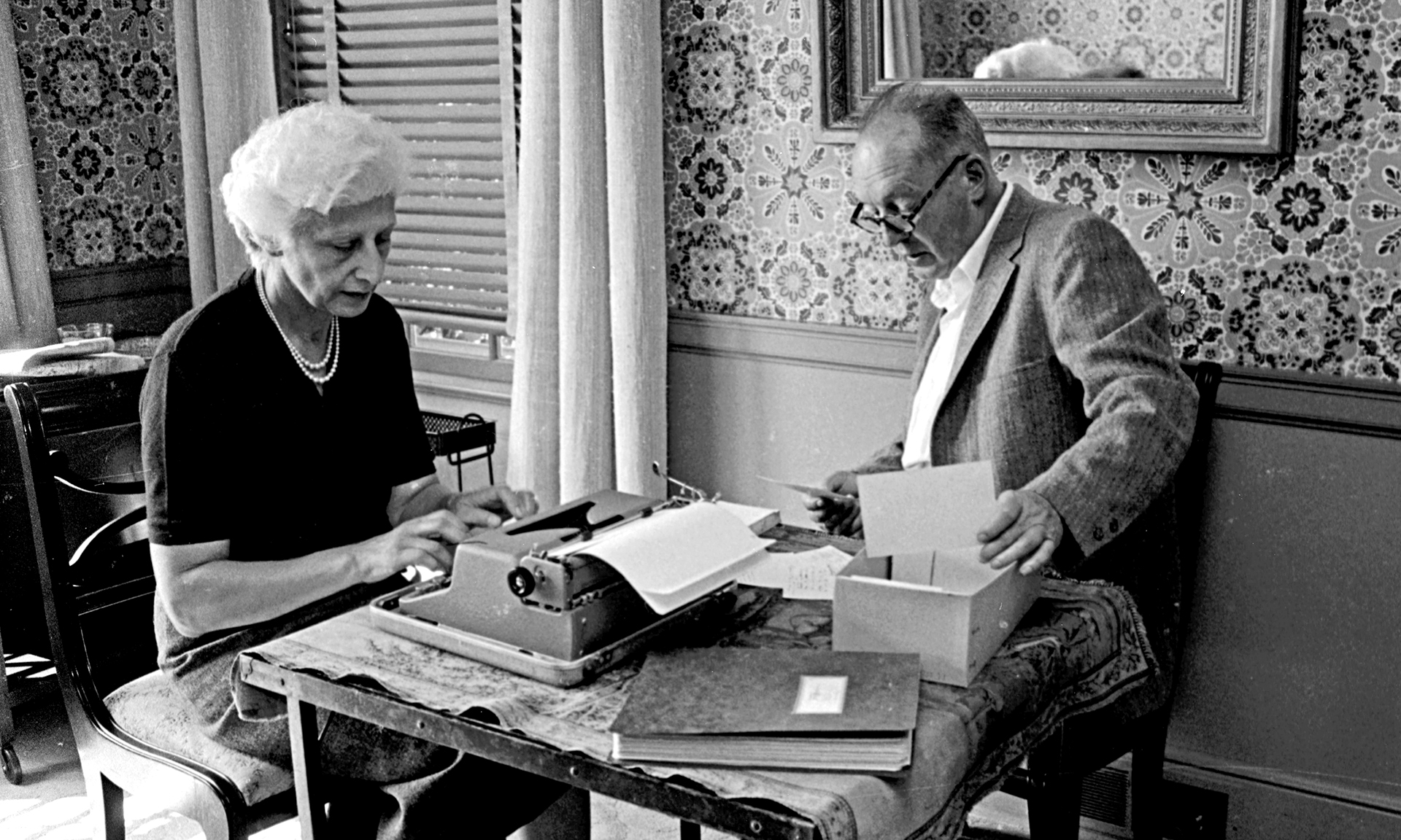Vladimir Nabokov junto a su mujer, Vera, corrigiendo “Lolita”