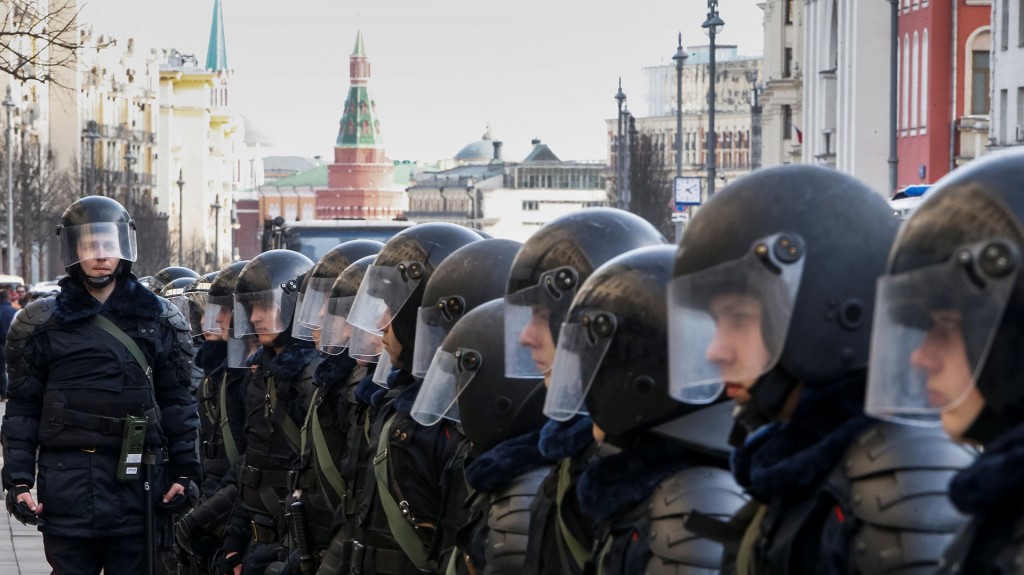 En Moscú los manifestantes caminaron toda la tarde por las aceras de la calle Tversakia, una de las principales arterias de la capital rusa, que desemboca en el Kremlin