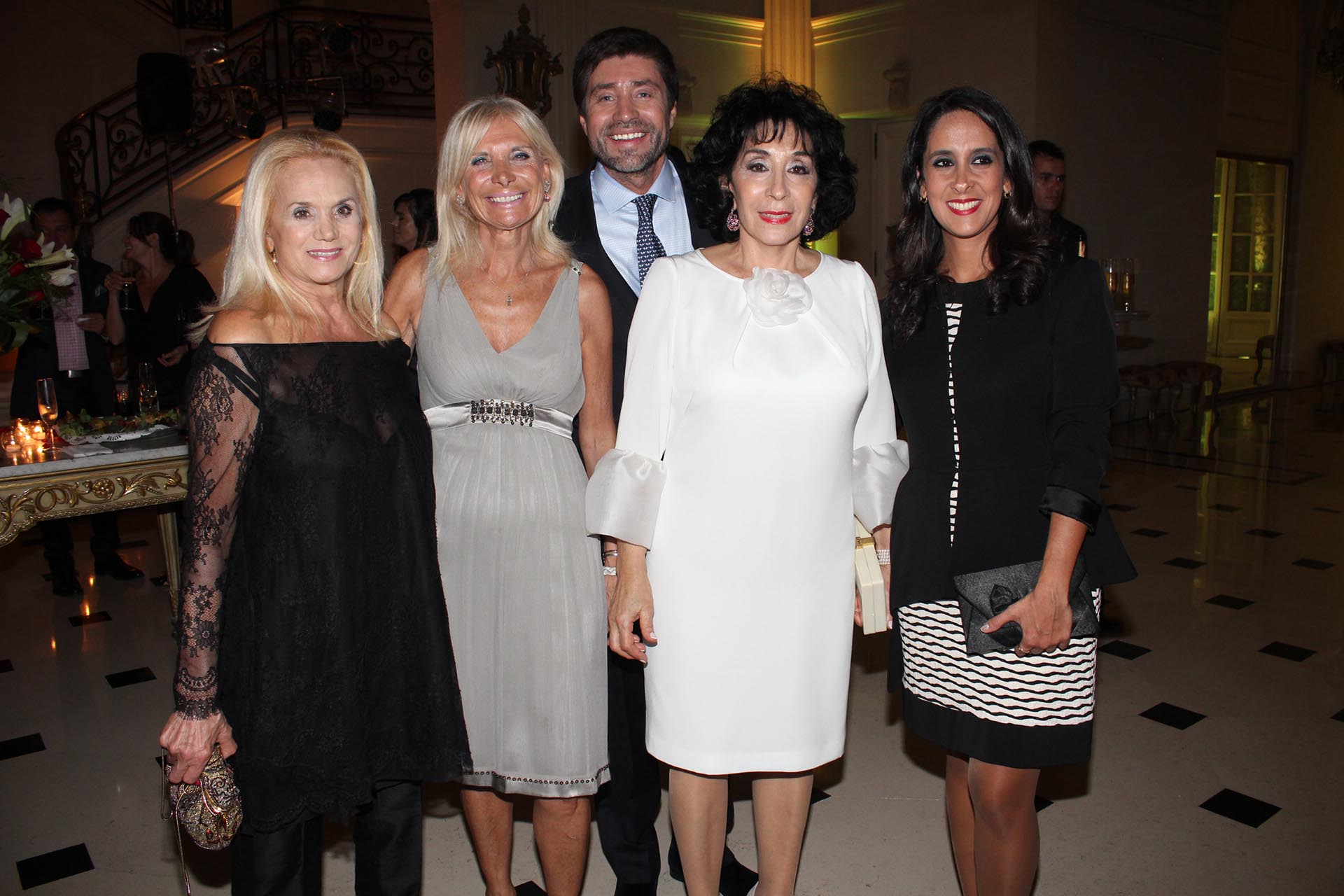 Elsa Serrano, Teresa Castaldo, Graciela Pérez Lastra y Vanesa de Noble Herrera junto al agasajado