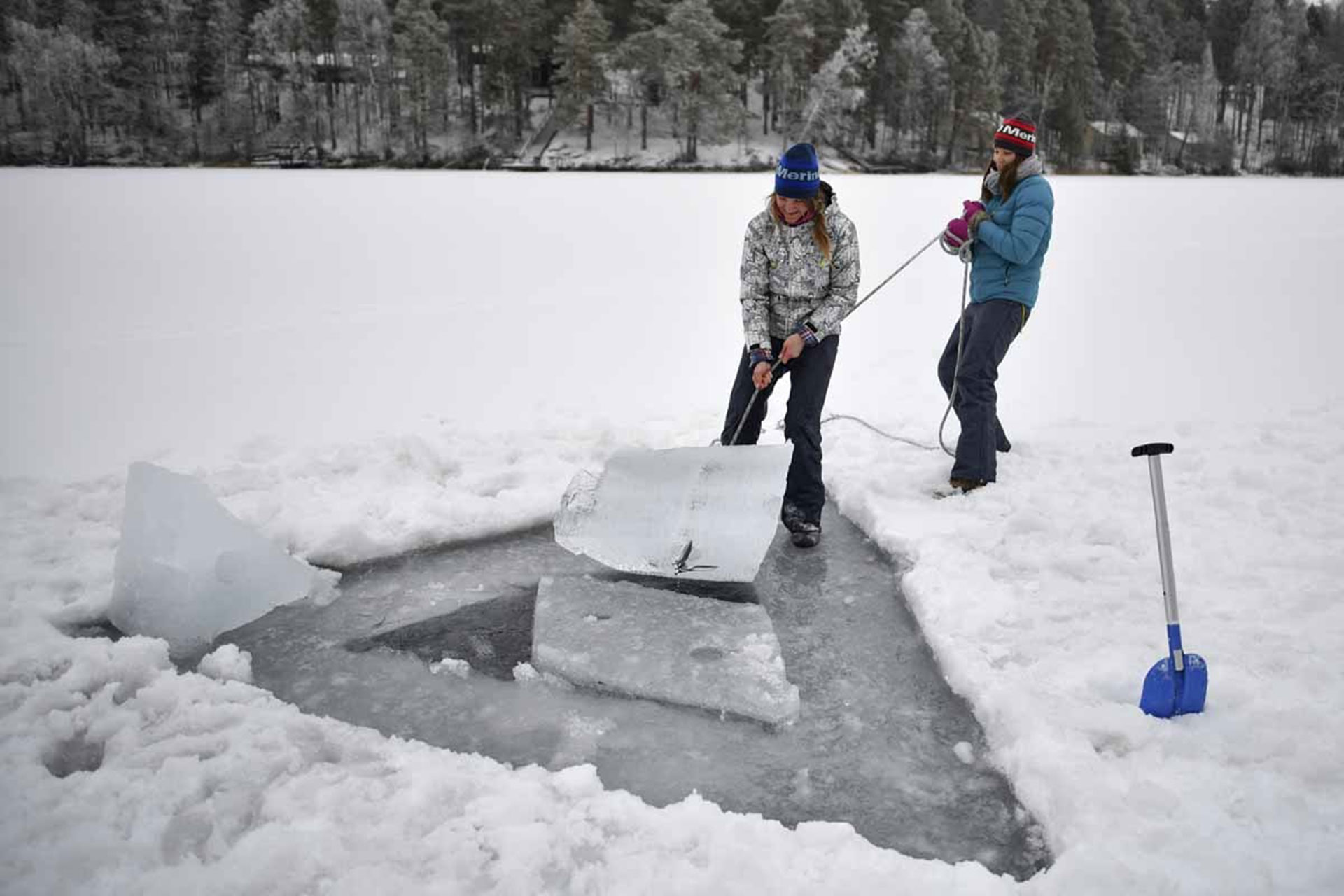 Johanna Nordbland y su hermana preparándose para bucear libremente bajo hielo (AFP)