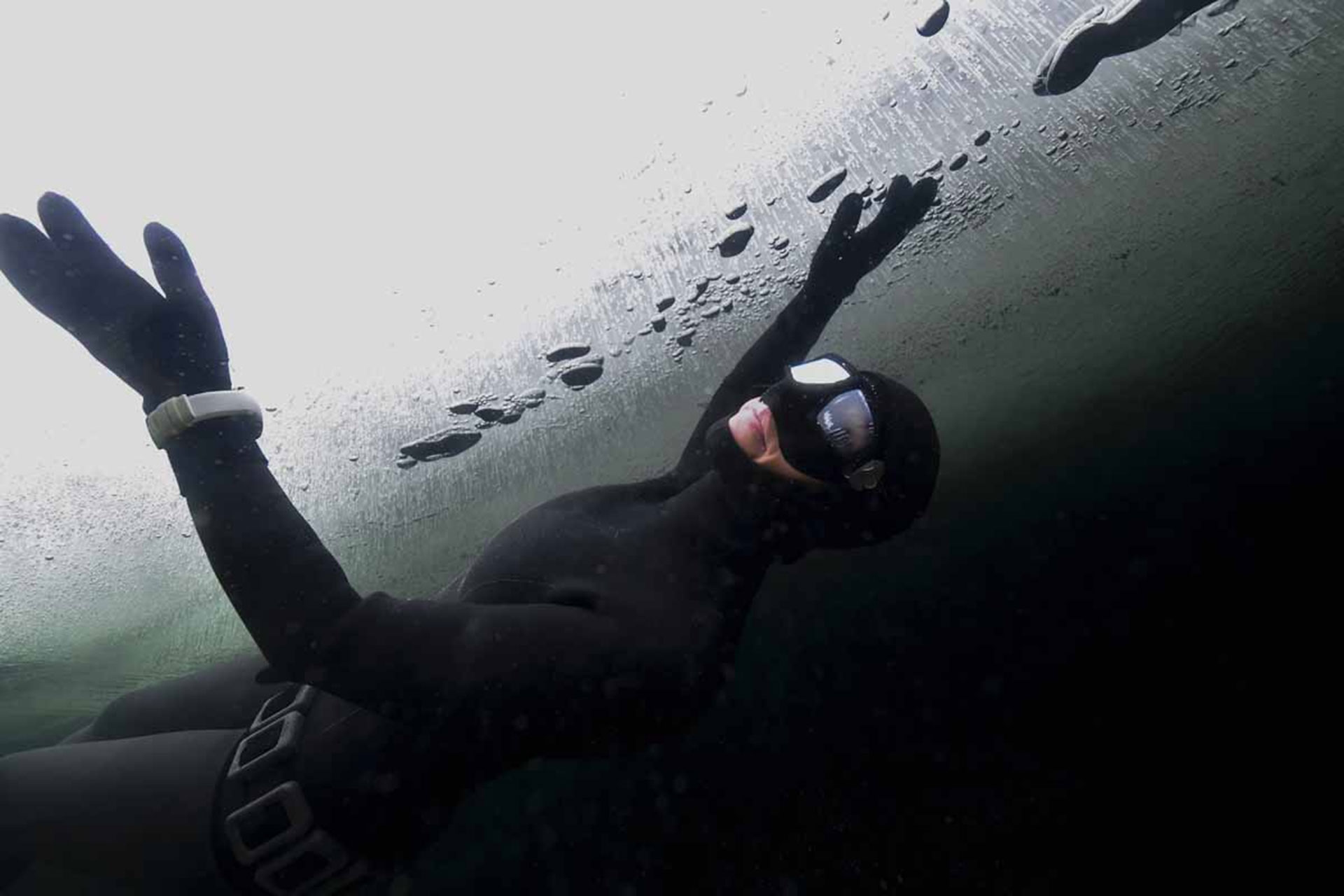 Johanna Nordbland debajo de la capa de hielo(AFP)