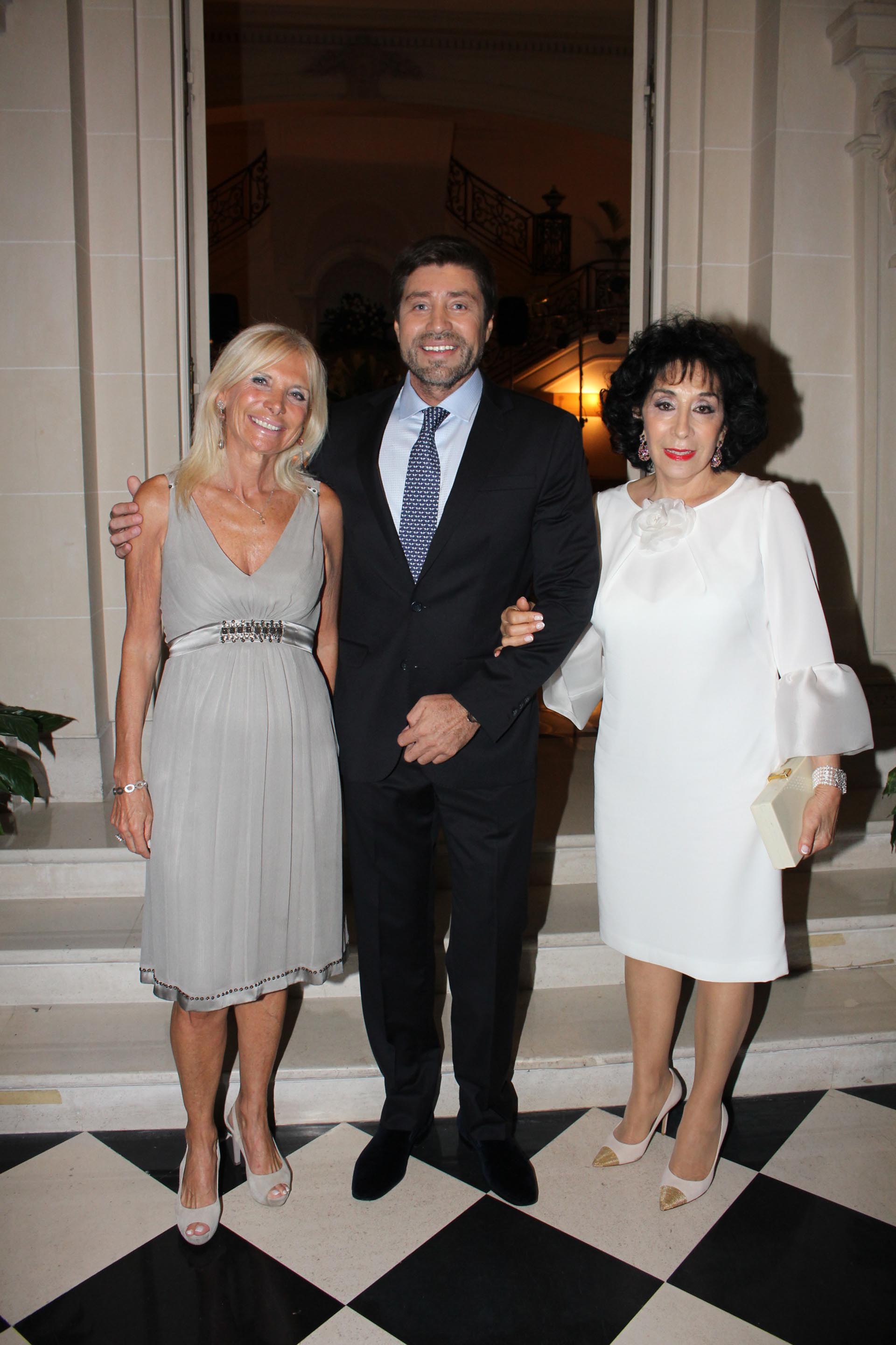 El empresario Walter Ramírez Moyano junto a su madre, Graciela Pérez Lastra (derecha) y a la embajadora de Italia en la Argentina, Teresa Castaldo