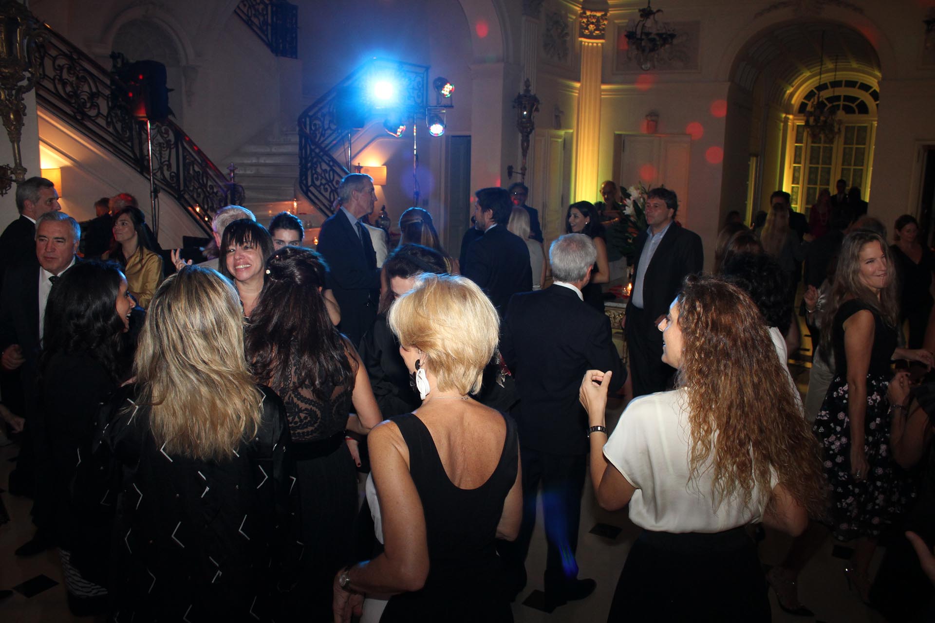 La pista de baile en uno de los fabulosos salones de la embajada de Italia