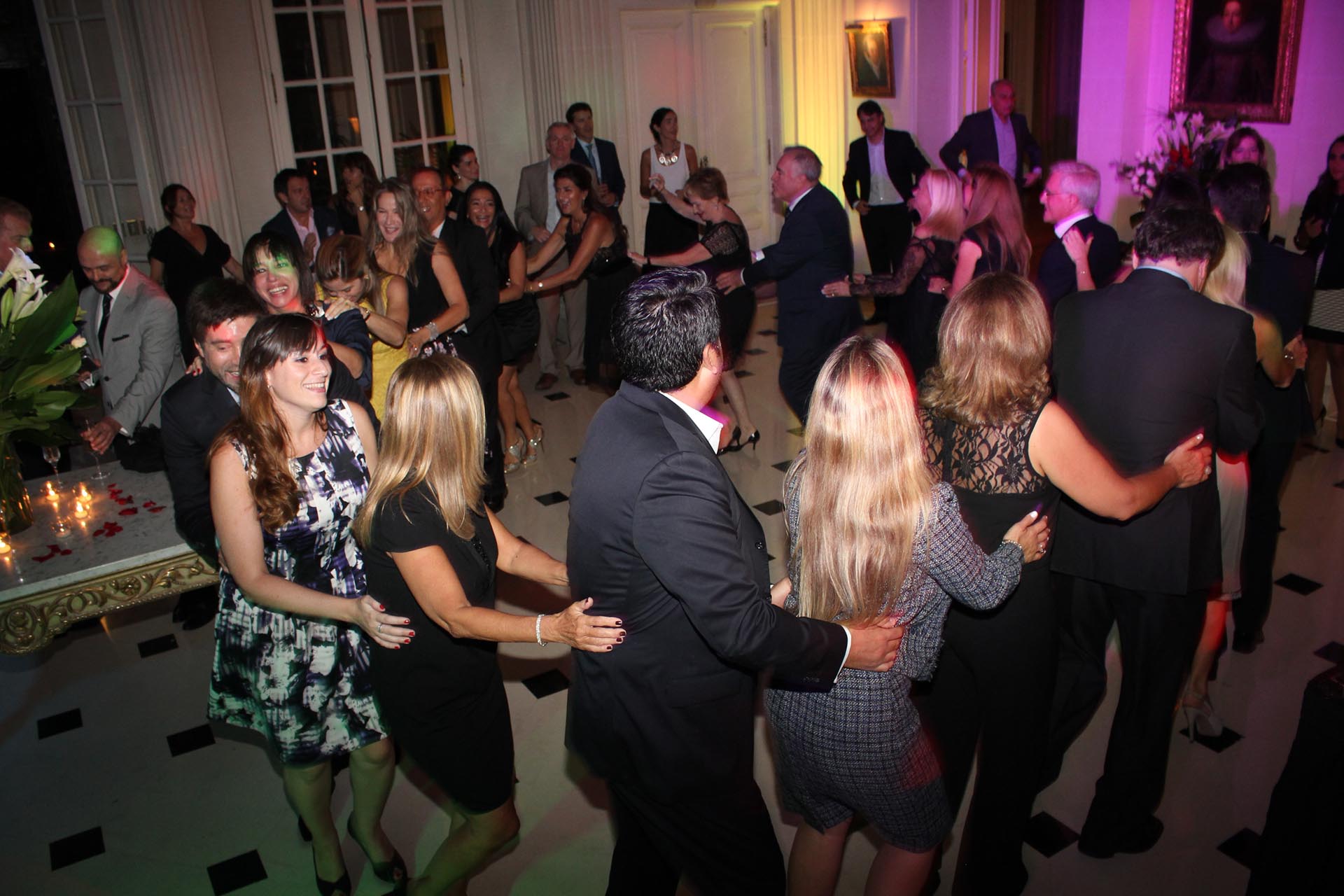 Los invitados bailaron y se divirtieron hasta la medianoche