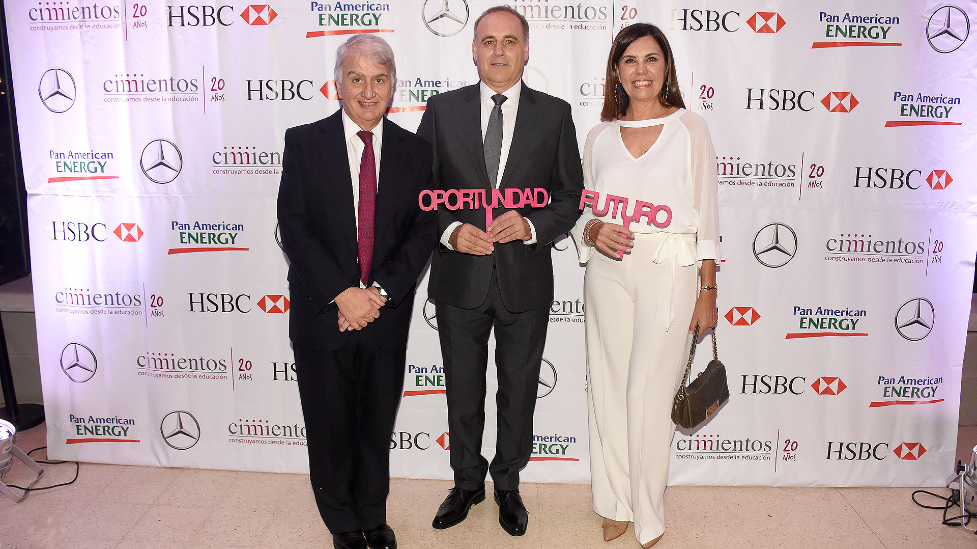 Liliana Parodi, gerente de programación de América, entre los invitados a la cena
