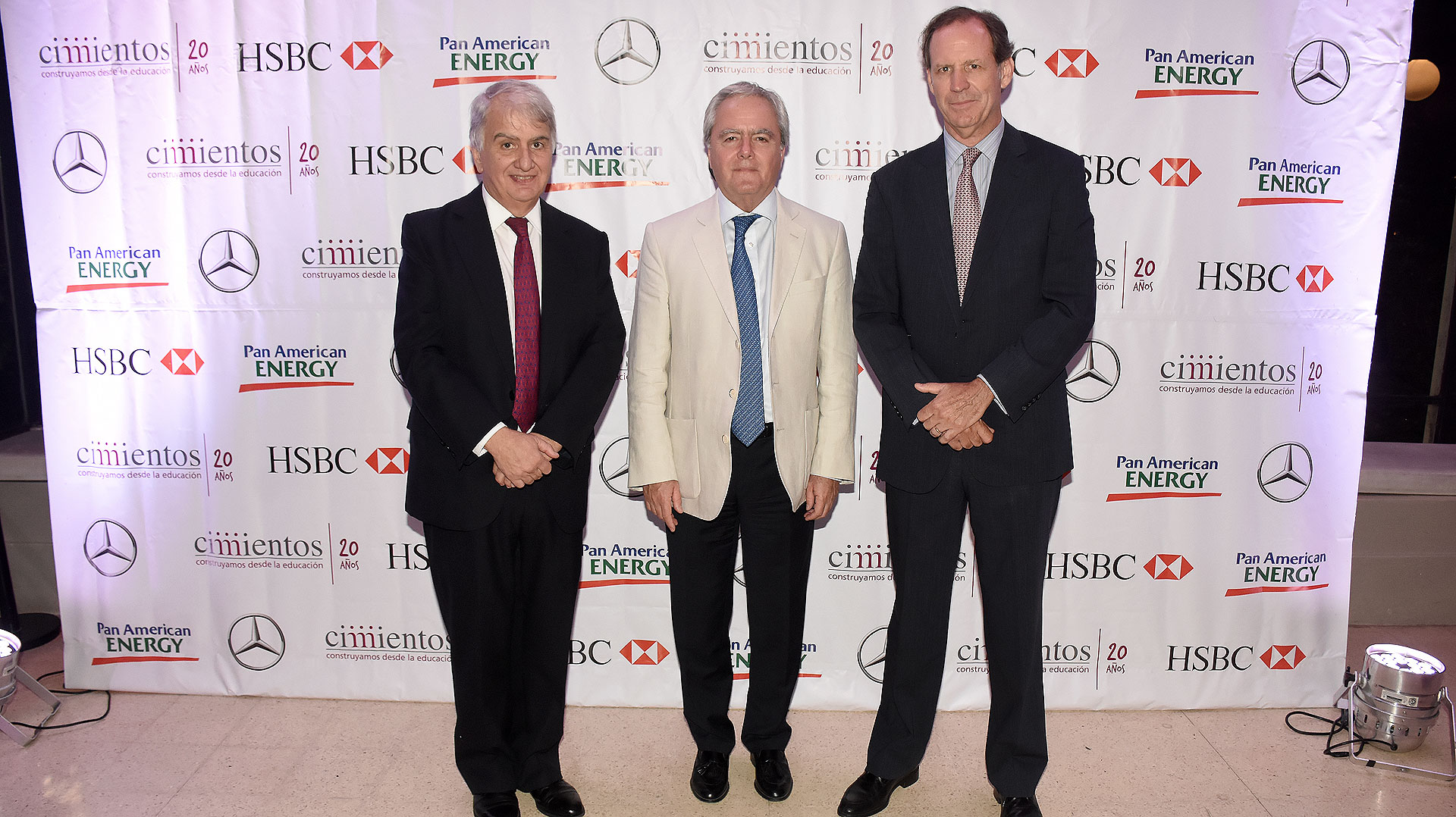 El vicepresidente de Cimientos, Eduardo Franck, junto al presidente provisional del Senado, Federico Pinedo, y al presidente de Cimientos, Miguel Blaquier