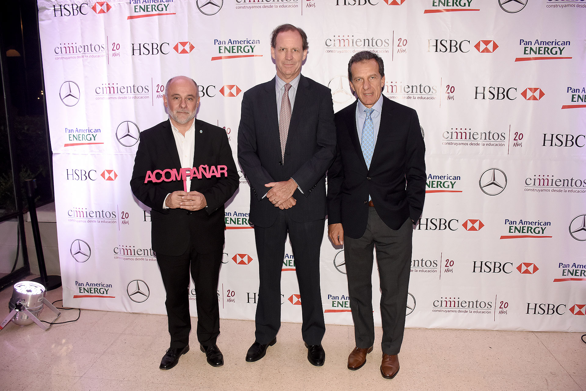 El titular de la Dirección General de Escuelas, Jaime Correas, junto a Miguel Blaquier y Atilio Dell’Oro Maini, director del Grupo Supervielle