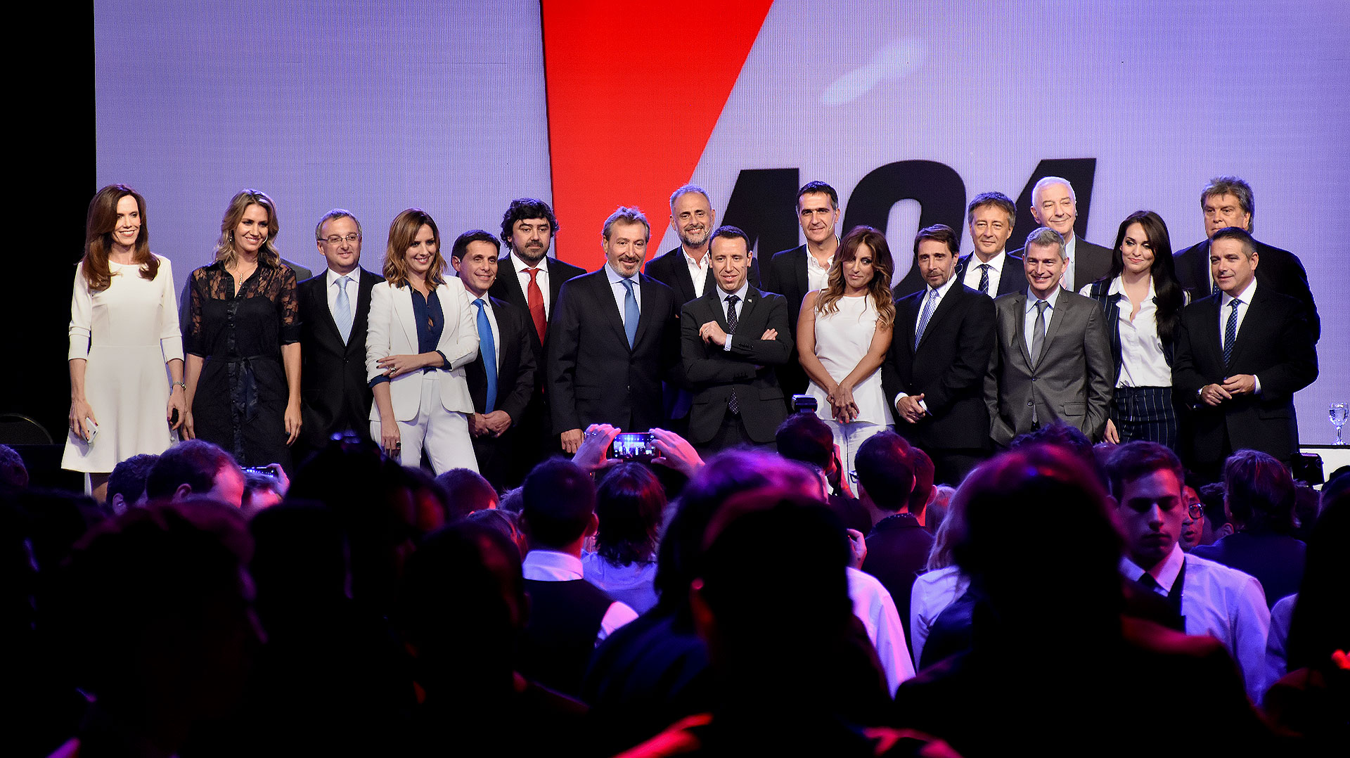 Los periodistas sobre el escenario en la gran fiesta de A24