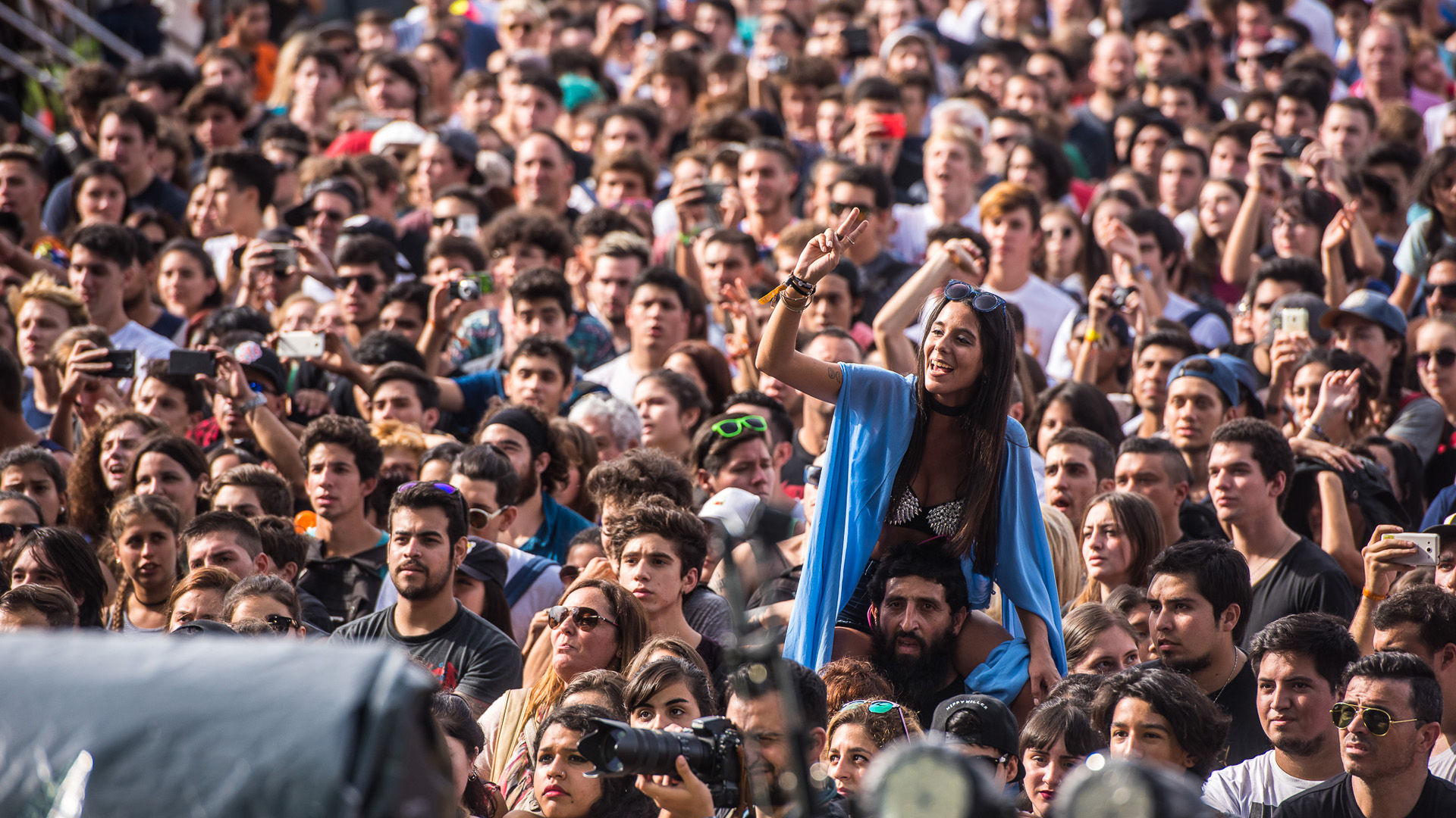 Todos cantan al ritmo de la música