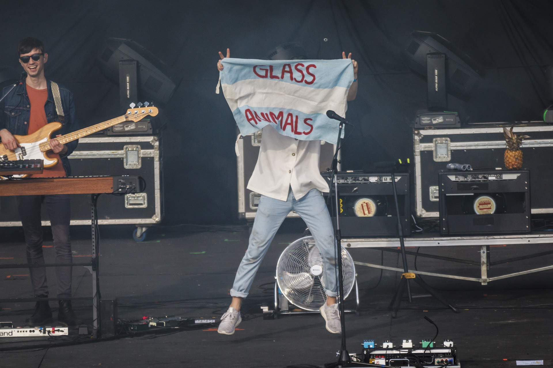 Glass Animal con la bandera de Argentina