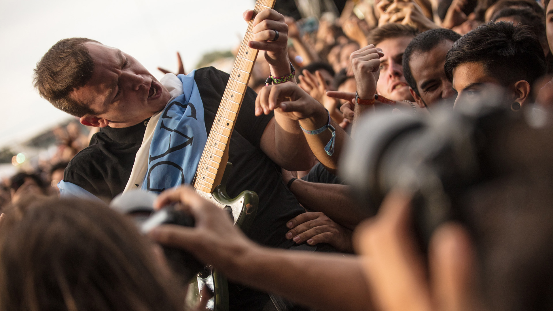 El guitarrista de Cage the elephant entre el público