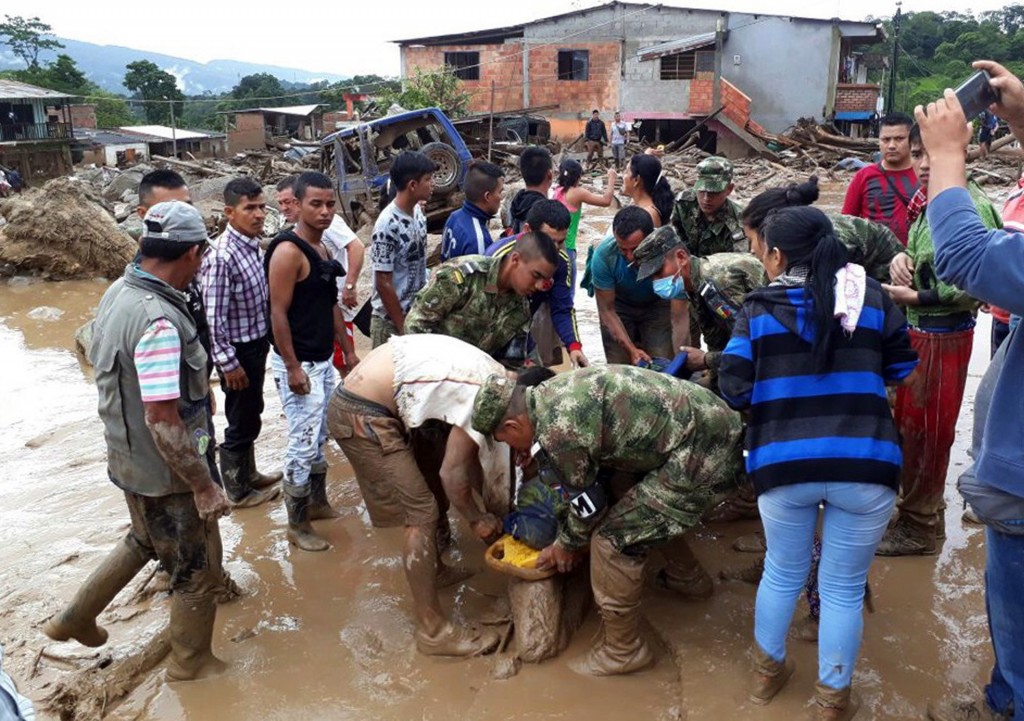 “Iré a ponerme al frente de la situación y garantizar atención a las víctimas de esta tragedia que enluta hoy a los colombianos”, escribió Santos en su cuenta en Twitter (EFE)