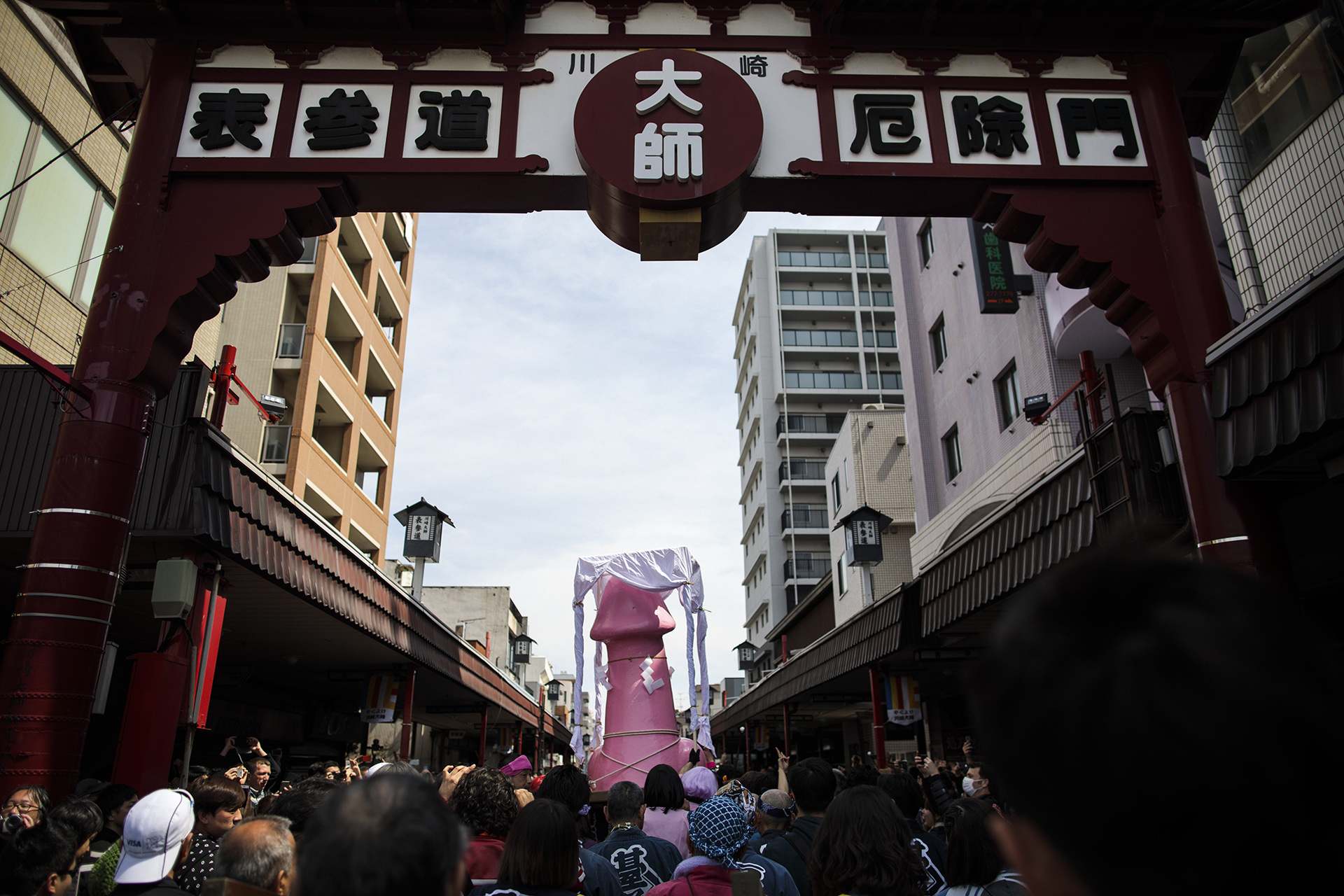 Gente carga un gran monumento fálico durante el Festival del Pene de Acero en Kawasaki (AFP)