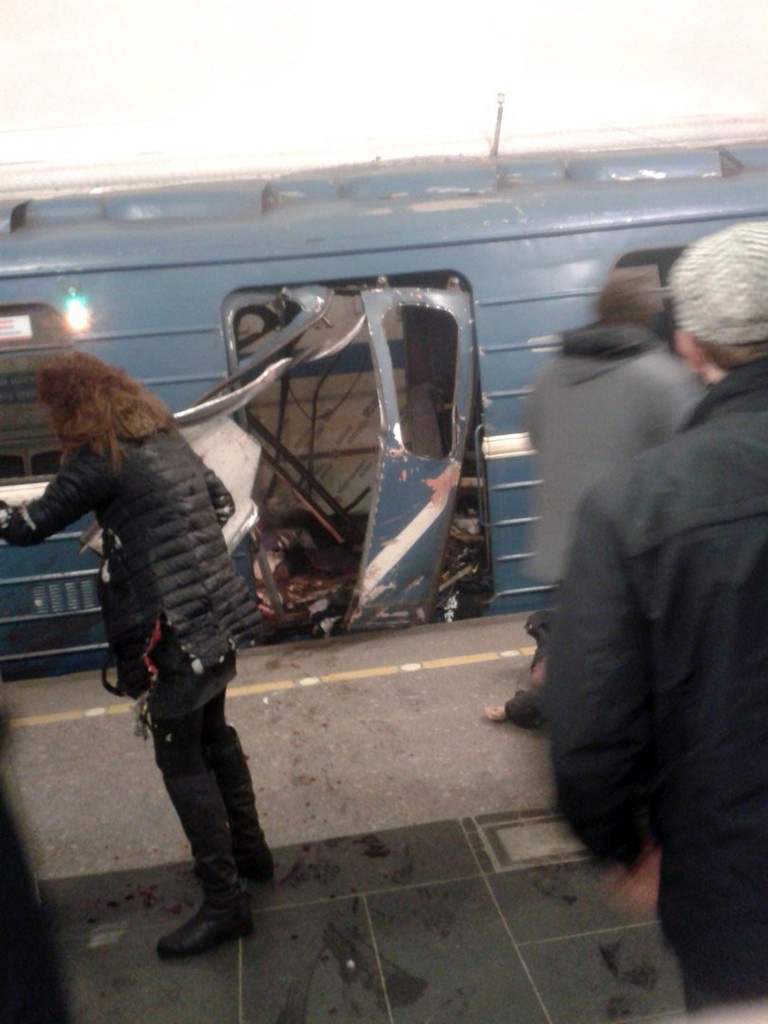 Una de las primeras tomas muestra cómo quedó la puerta del vagón de pasajeros del metro