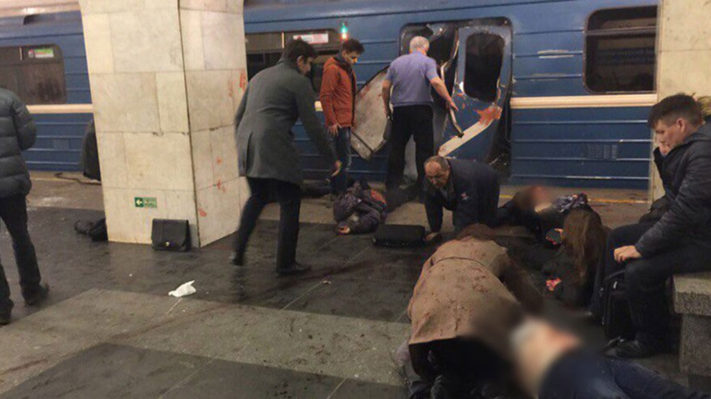 “La explosión en el metro de San Petersburgo la perpetró un terrorista suicida. El artefacto casero seguramente fue colocado en el vagón antes de que saliera”, apuntó una fuente oficial a medios locales