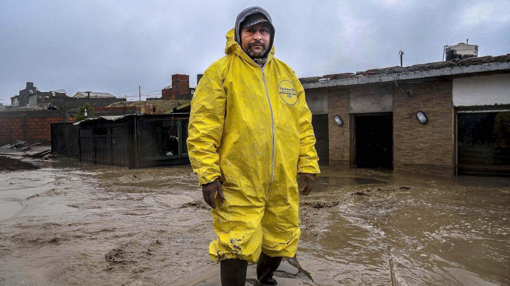 Jorge Albornoz, vecino del Barrio San Cayetano, azotado por el fuerte temporal y las inundaciones, posa frente a su casa (Florencia Downes/Télam)