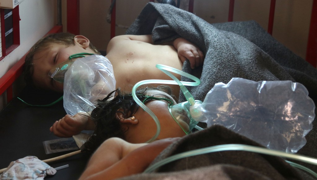 Dos niños reciben atención médica de emergencia. Al Siada apuntó que muchos perdieron la vida por la incapacidad de los hospitales de la zona para atender a todos los heridos, por lo que algunos perecieron antes de que pudieran recibir ayuda (AFP)