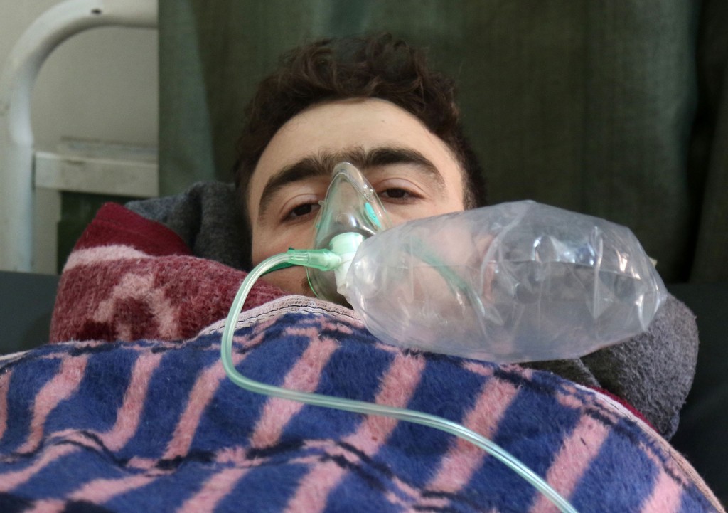Según fuentes médicas en el terreno, se habían producido desmayos, vómitos y las víctimas echaban espuma por la boca. Decenas de personas más sufrían problemas respiratorios y otros síntomas (AFP)