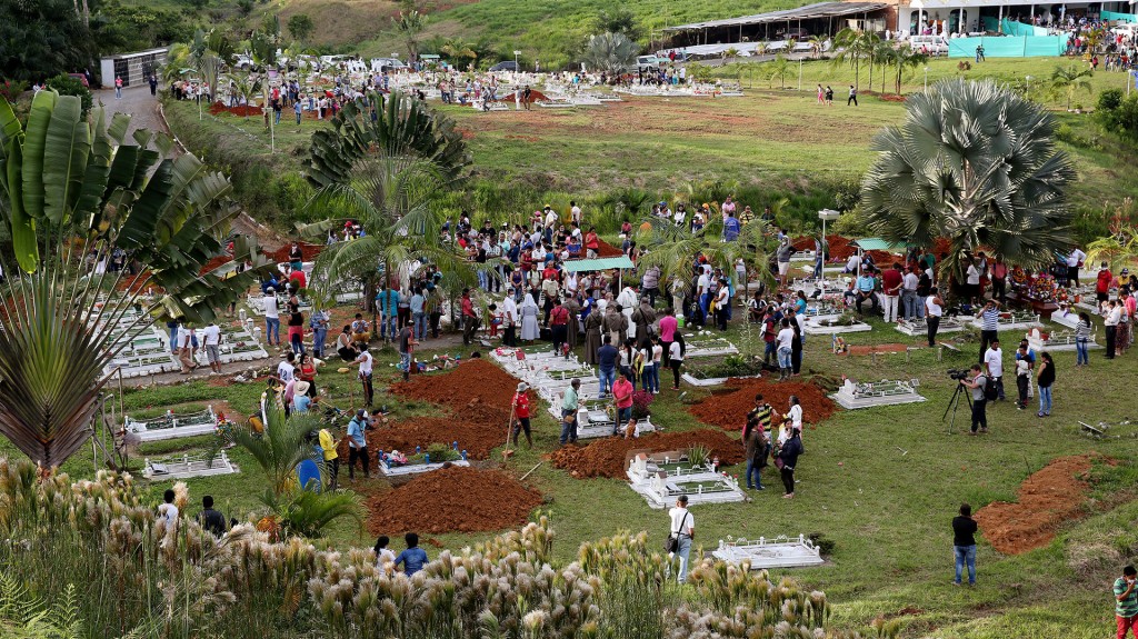Por su labor improvisada como tanatorio, a las puertas del cementerio se han concentrado centenares de personas para localizar a sus familiares desaparecidos (EFE)