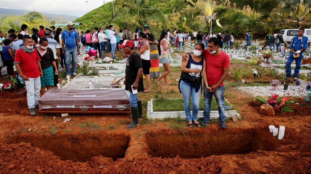 Debido al fétido olor que rodea el cementerio y que atrapa a quienes pasan por la puerta, muchos familiares llevaban máscaras tapabocas que quedaban inundadas por las lágrimas (EFE)