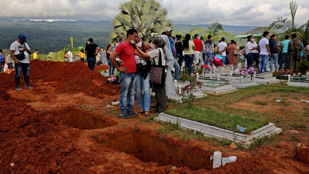 Antes de ser sepultados, un sacerdote ofició una pequeña ceremonia litúrgica por el descanso eterno de la víctimas de esta catástrofe (EFE)