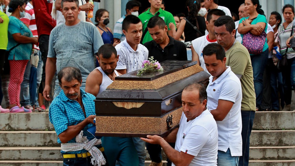 Los equipos de rescate continúan trabajando en busca de un milagro o para darle a los familiares el consuelo de encontrar un cadáver al que velar (EFE)