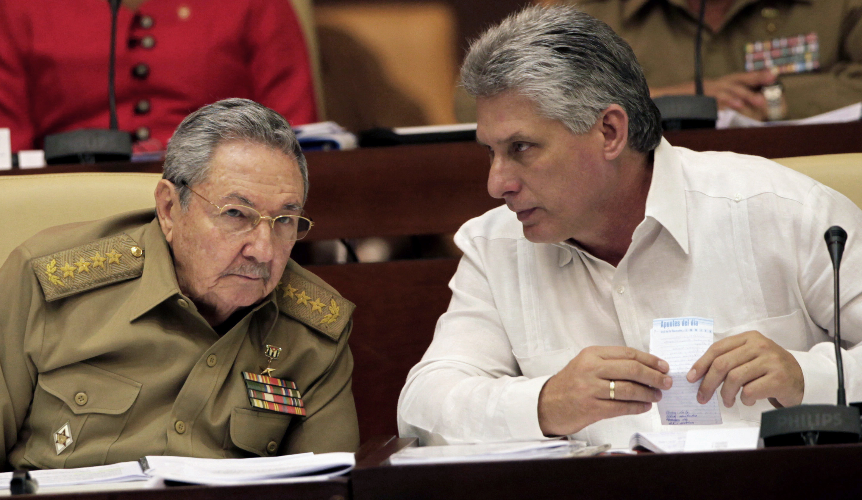 Raúl Castro con Miguel Díaz-Canel, quien lo sucedería como presidente del Consejo de Estado