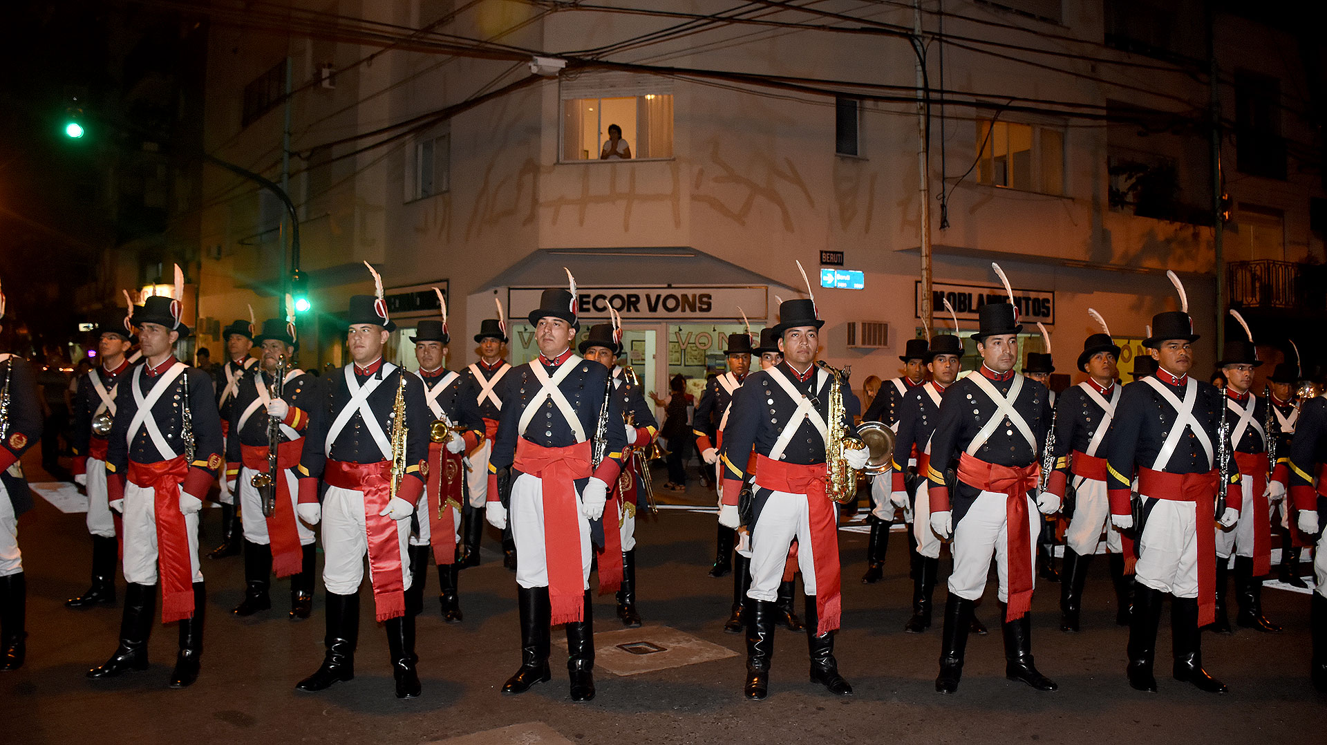 Antes del estreno, en la calle se presentó la banda del Regimiento Patricios