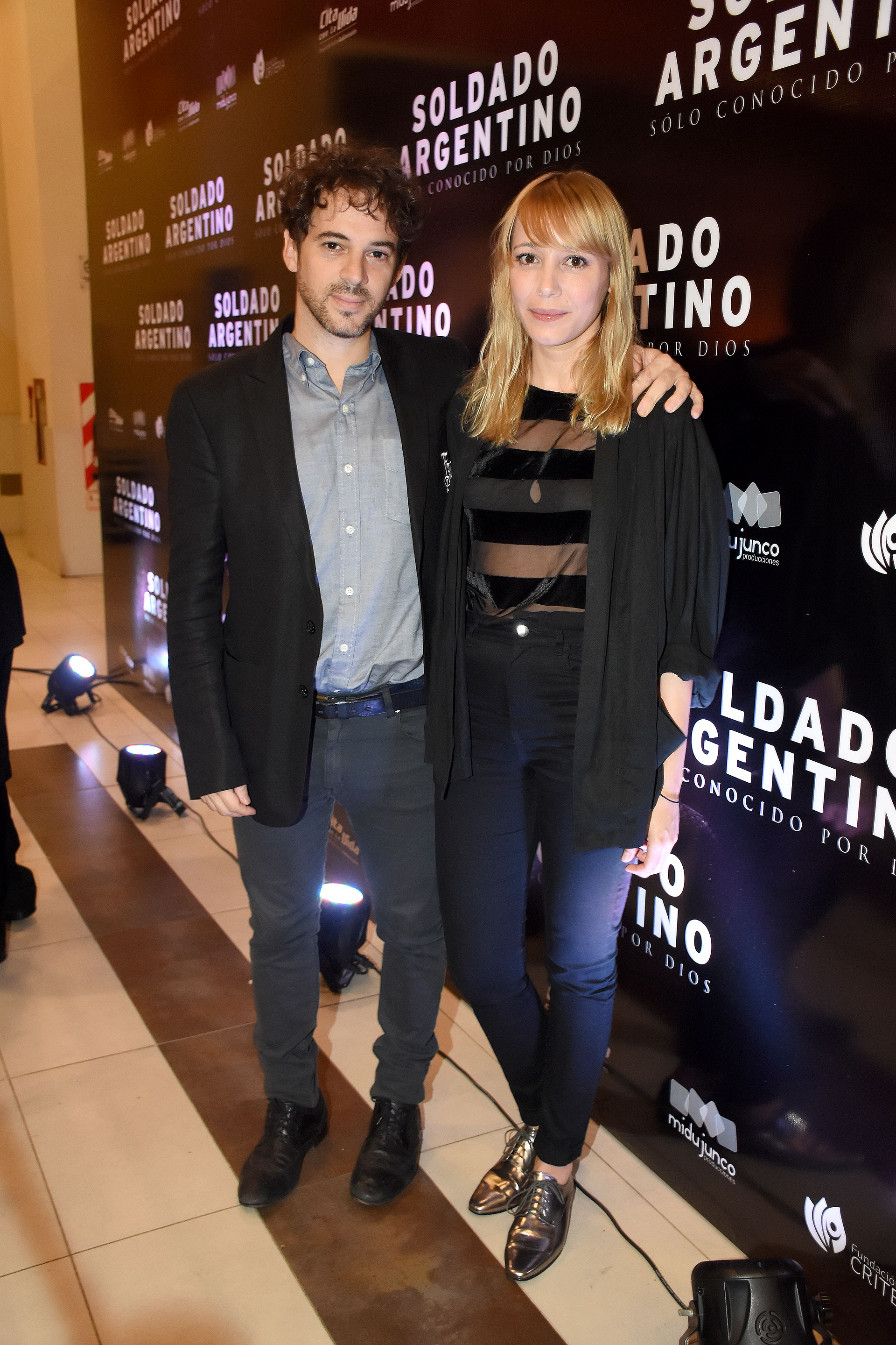 El actor Ezequiel Tronconi, junto a su pareja