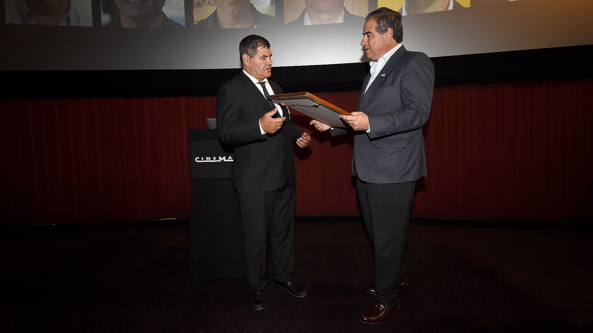 El soldado condecorado Oscar Poltronieri recibe un afiche de la película de manos del Ministro de Defensa