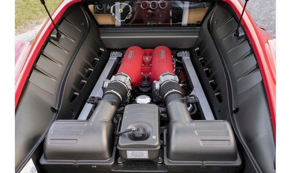 La gran novedad del F430 fue su V8 de 4.3 litros, un motor de diseño moderno y totalmente nuevo con el que Ferrari daba fin a la utilización de la familia de motores Dino