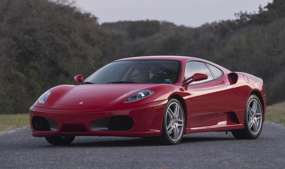 El Ferrari F430 contaba con 483 caballos de fuerza y 343 libras de pie de torque, y fue sustituido en 2010 por el Ferrari F458