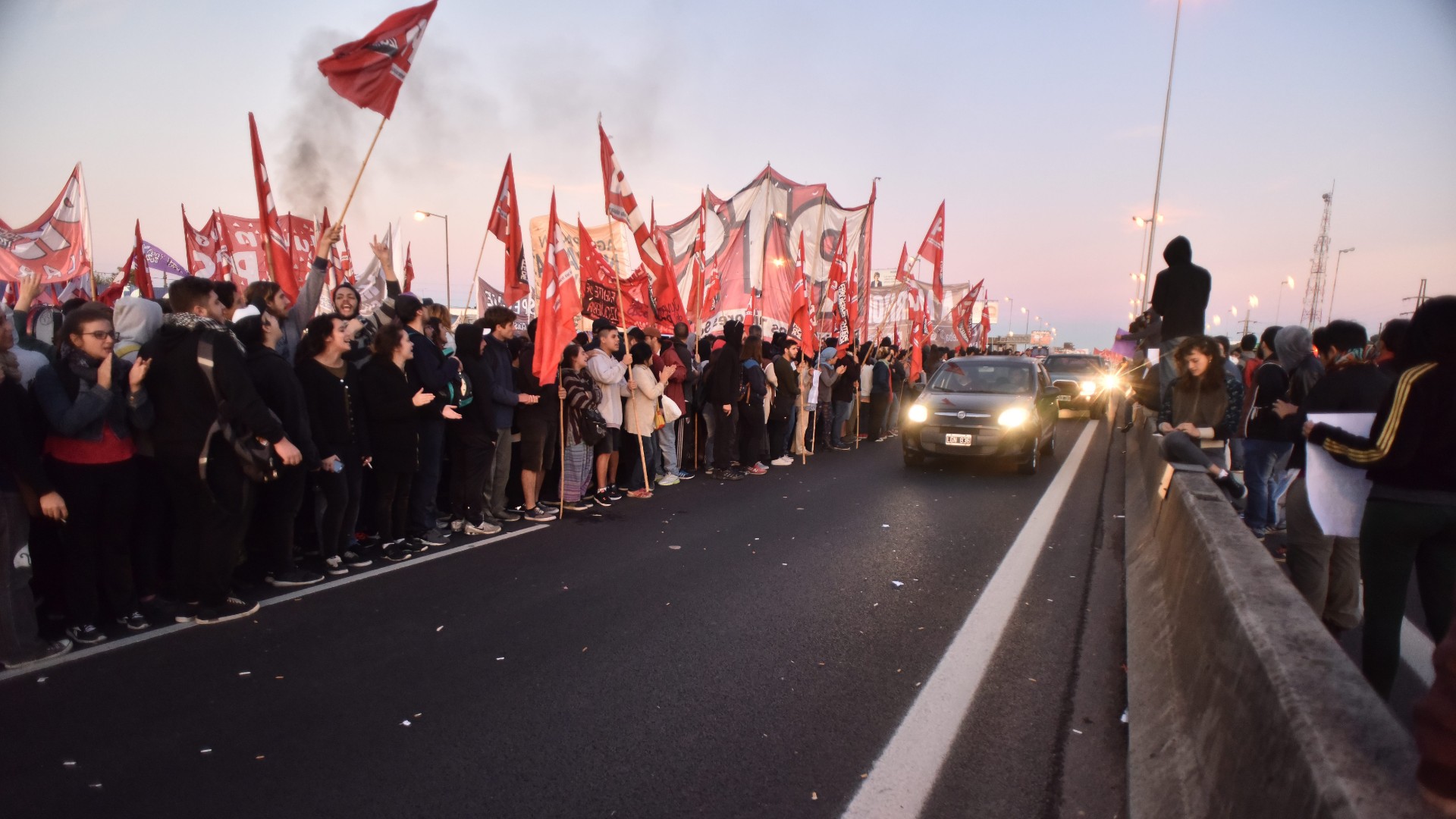 A las 8:30, la Gendarmería logró liberar uno de los carriles de la Panamericana