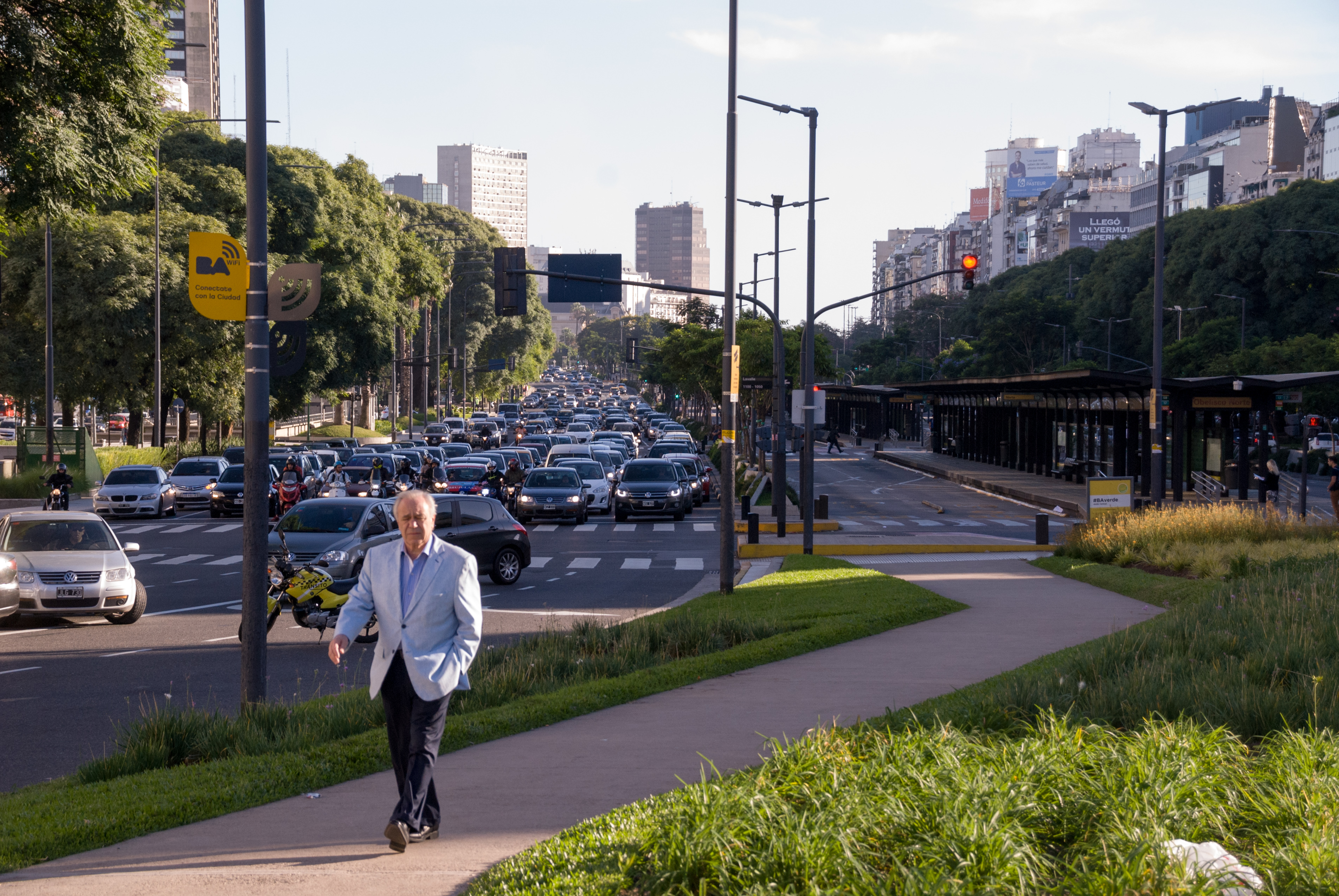 Mismo panorama en la 9 de Julio: el Metrobus sin tránsito. Los carriles para autos, repletos. (Foto agencia Télam)