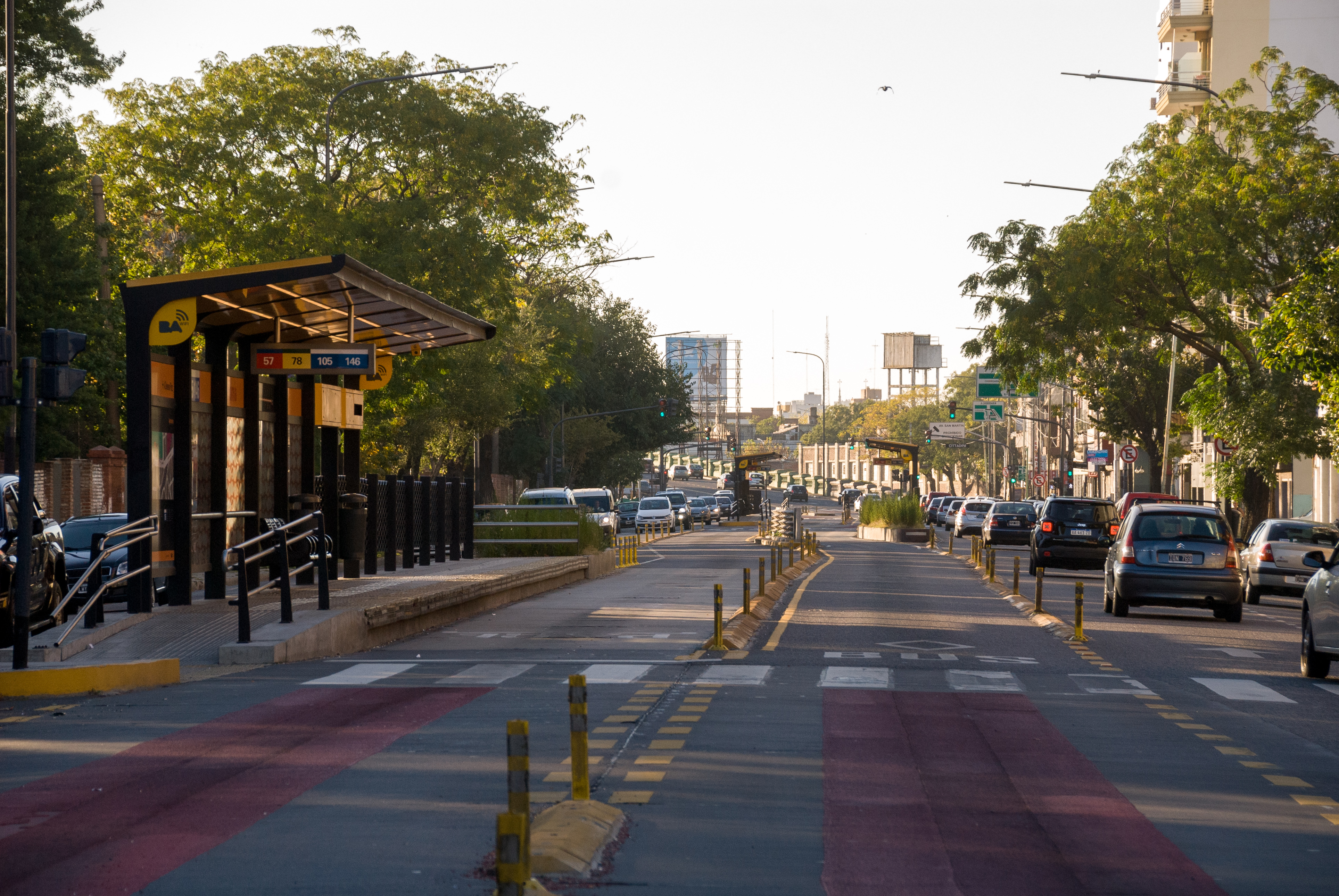 El Metrobus vacío. Los carriles para autos particulares, con mucho tránsito. El paro de transporte fue vital para asegurar la efectividad de la huelga general (foto: agencia Télam)