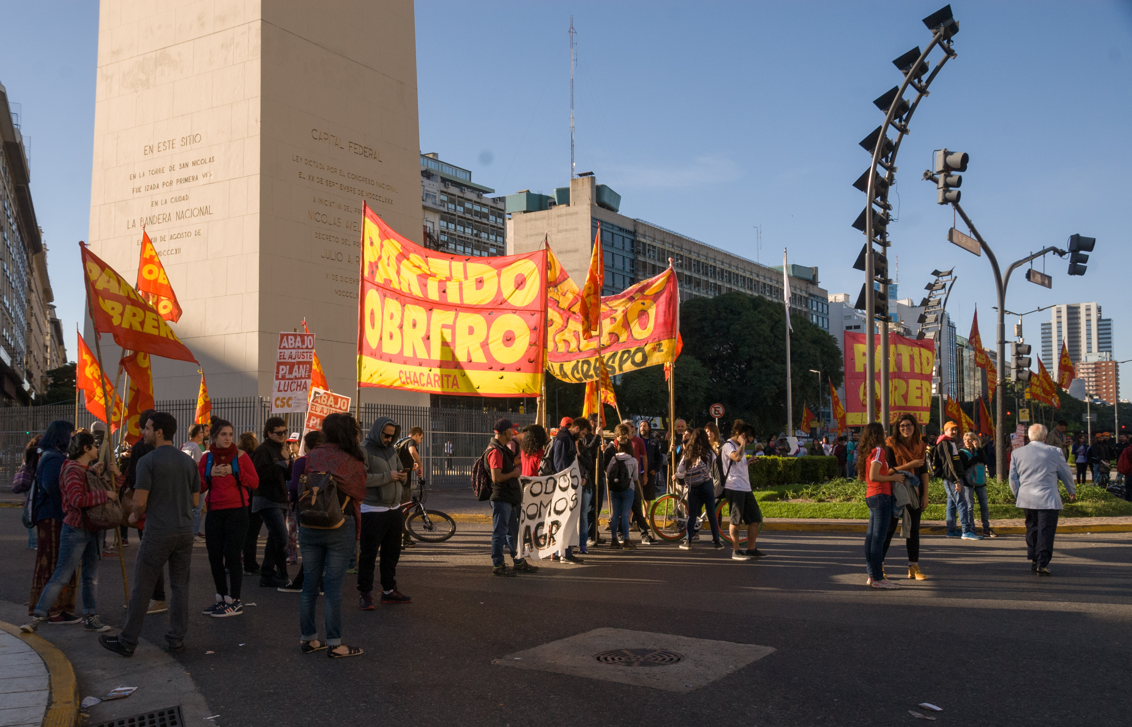 Manifestantes del Partido Obrero cortaron la intersección de las avenidas Corrientes y 9 de Julio. (Foto: agencia Télam)