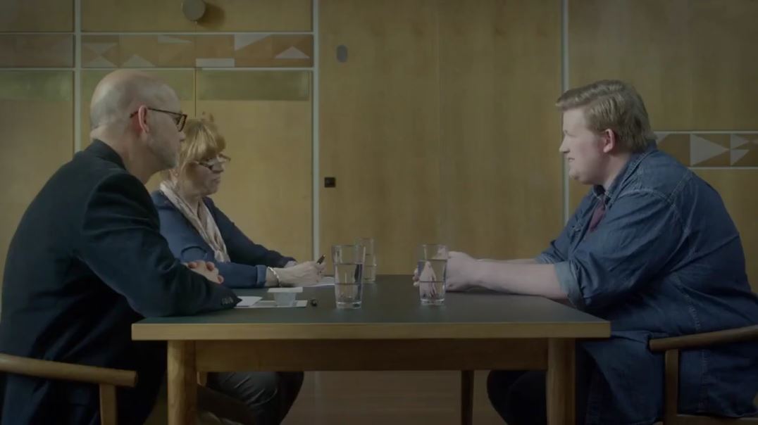Los entrevistadores con el participante de Islandia (Facebook)