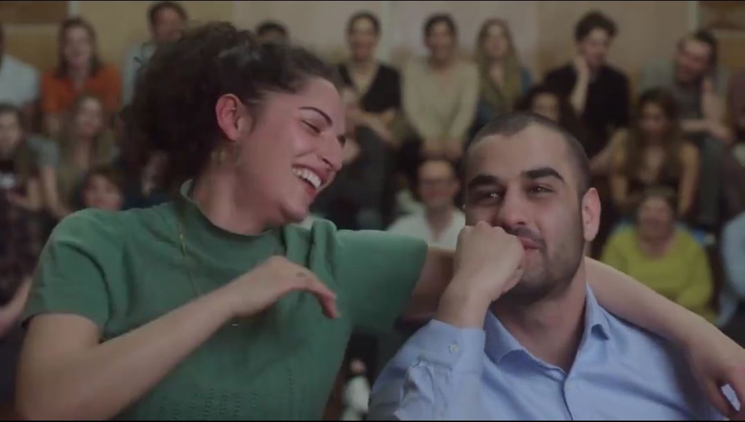 “Primos”. La joven kurda y el iraquí comparten antepasados y lo descubrieron durante su participación en el comercial (Facebook)